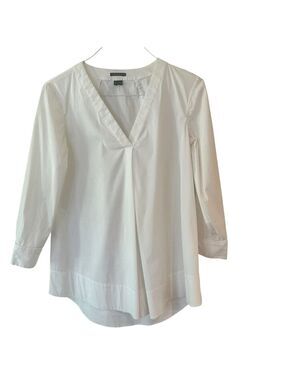 THEORY WHITE COTTON BLEND V-NECK BLOUSE, CURVED HEM , PLEAT AT FRONT SZ TP